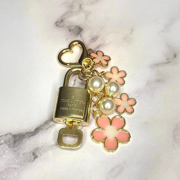 Louis Vuitton Lock & Key #303 with a  Pink Floral & Pearl Charm Keychain - Picture 4 of 4